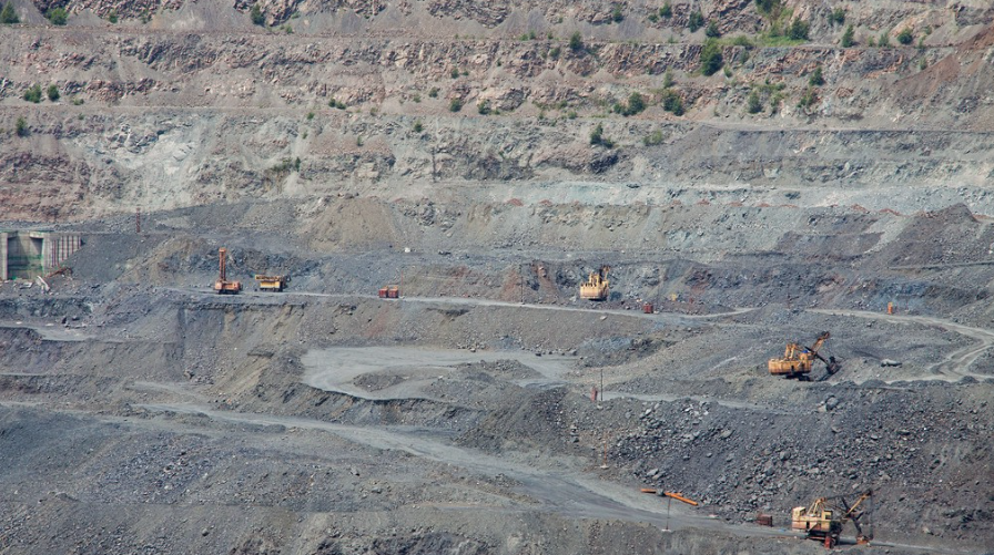 镇康县振兴矿业开发有限责任公司小河边铁矿1665m以上露天采矿工程